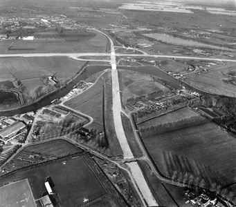847625 Luchtfoto van de aanleg van de aansluiting van de Burgemeester Norbruislaan (T51, voorgrond) met de ...